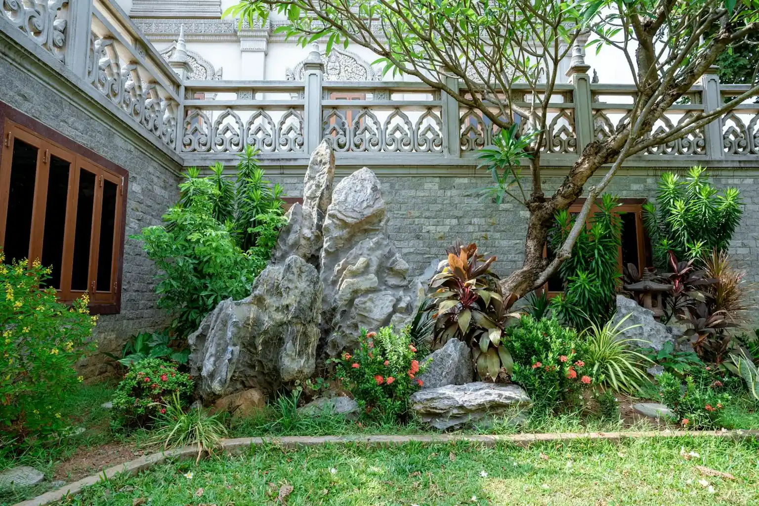 Decorative boulder and gravel hardscape with crisp lawn edging